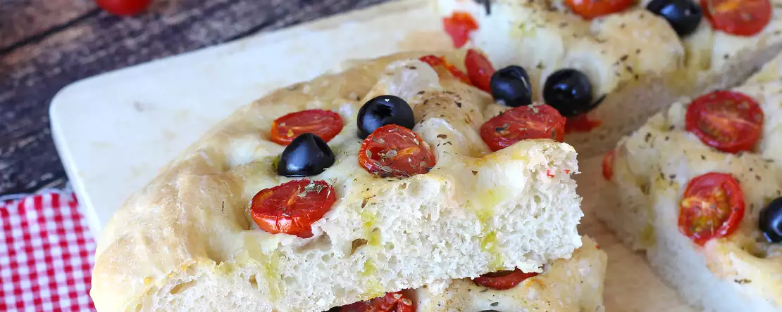 Deze dikke focaccia met cherrytomaatjes en olijven weet je al bij de eerste geur te verleiden: het recept dat je zeker moet proberen