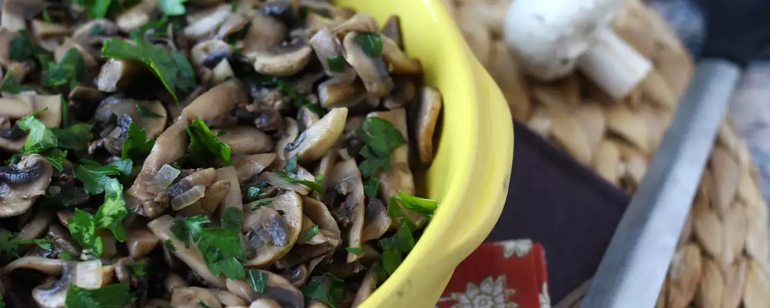 Paddenstoelen uit de pan: wanneer voeg je tijdens het bakken zout toe? Het juiste moment om de smaak te versterken en een echt smakelijk resultaat te krijgen