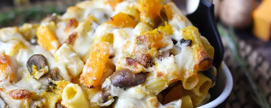 Deze ovenschotel met pasta combineert romigheid met de geur van de herfst en brengt de smaken van het seizoen op tafel