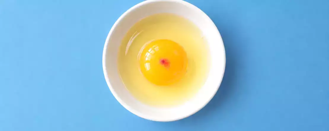 Een rood vlekje in een ei kan je verrassen: wat is het en kun je het eten?