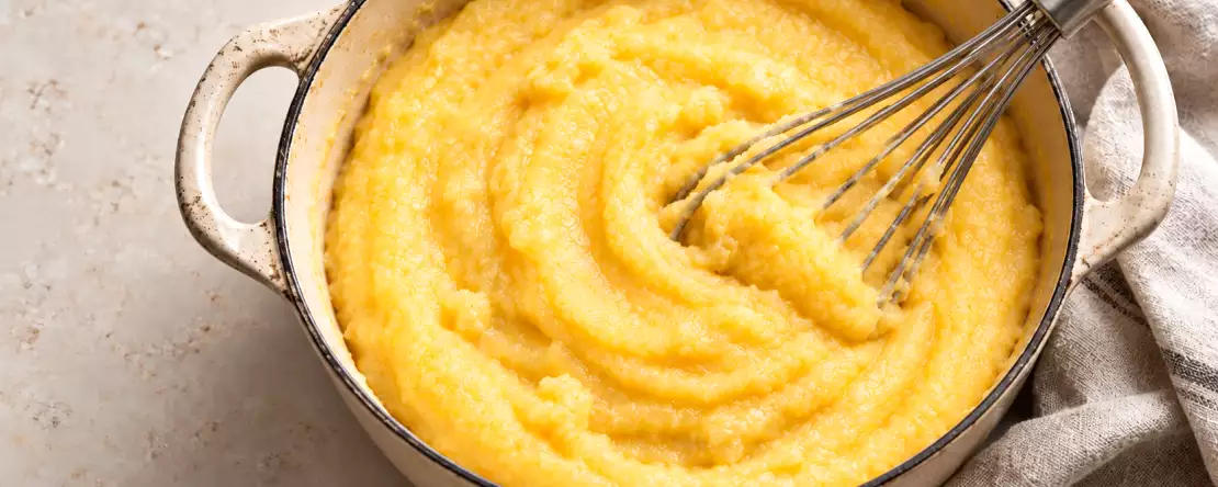 Klontjes in de polenta? Zo ontstaan ze en zo red je de polenta zonder opnieuw te beginnen