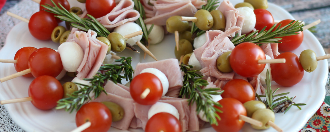 Kerstkrans met spiesjes De last minute feestelijke snack die je nodig had!