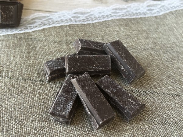 Waarom wordt chocolade wit in de koelkast?