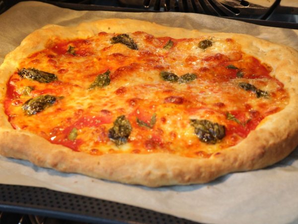 Koude pizza? De trucs om hem thuis goed op te warmen!