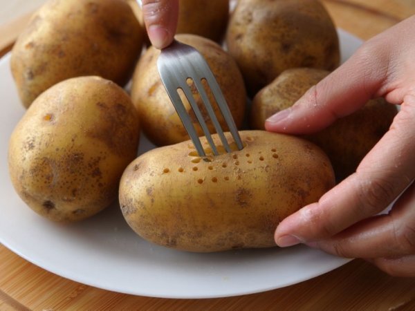 Moeten aardappelen echt geprikt worden voor het koken? We hebben het onderzocht!