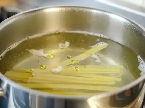 Waarom je geen olie in het pastawater moet doen