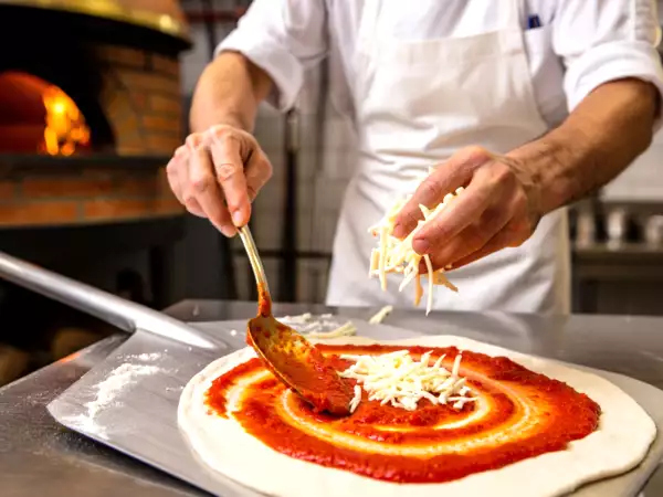 Vaarwel traditionele mozzarella? Hier komt vegan kaas op pizza