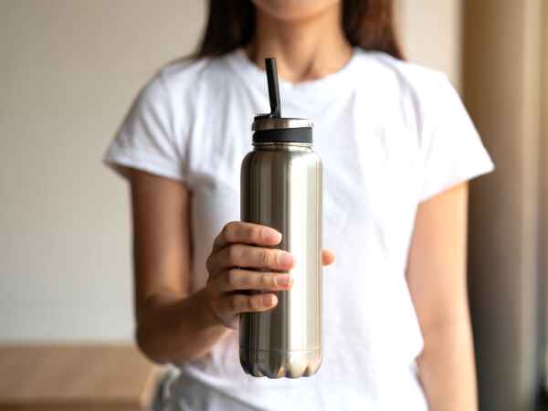 Elke dag meer water drinken: waarom (en hoe) de waterfles met rietje je leven kan veranderen