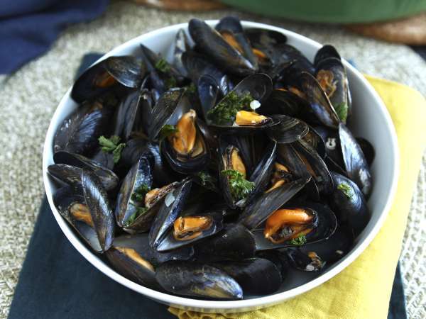 Mosselen thuis? Drie stappen om ze (goed) schoon te maken voordat je ze gaat koken