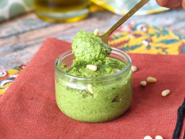 Waarom rucola basilicum kan onttronen in deze pesto (en je budget spaart!)
