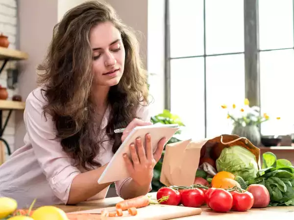 Voedingsmiddelen die je helpen minder te zweten (en welke je nu moet vermijden!)