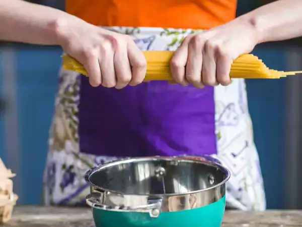 Dingen die we met pasta doen die een Italiaan aan het huilen zouden maken