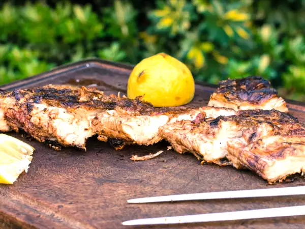 Barbecueën met muggen, nooit meer! Deze citroentruc is waterdicht en geeft smaak aan het vlees