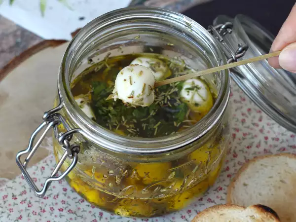 Deze gemarineerde mozzarella balletjes zijn pure verslaving (en zijn weg van tafel voordat je met je ogen knippert)