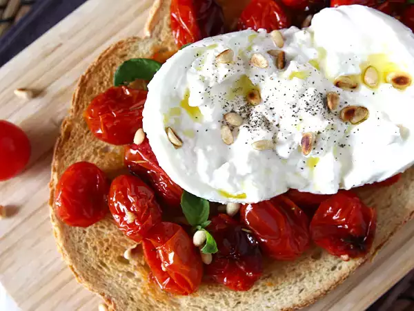 Burrata: 8 receptideeën om het beste uit deze ultra-romige kaas te halen