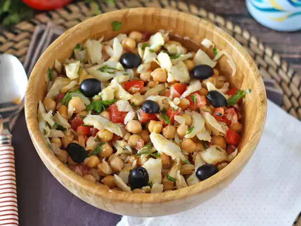 Deze kikkererwtensalade is alles wat je nodig hebt op warme dagen: verfrissend, snel en super voedzaam
