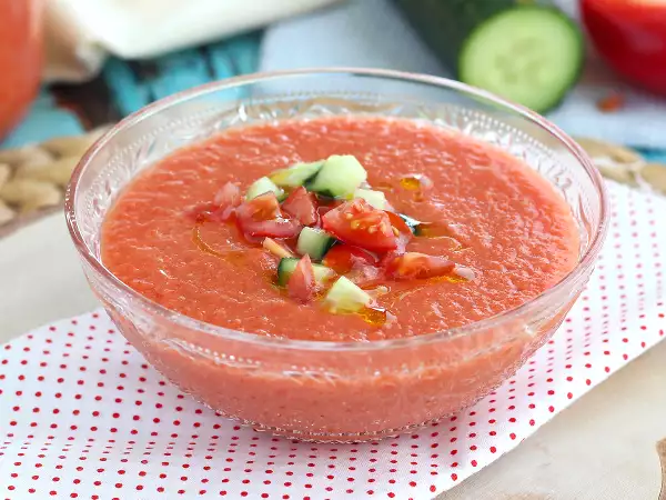 Als je in Spanje bent geweest, heb je het zeker geproefd: hier lees je hoe je thuis in 10 minuten echte gazpacho maakt!