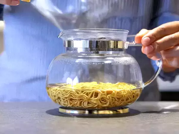 Deze truc om pasta te maken in de waterkoker werkt echt (en wil je zeker proberen)