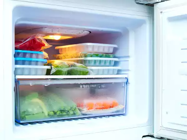 Als je vergeet de deur van de vriezer open te laten staan, kan dat gezondheidsrisico's opleveren. Dit is waarom
