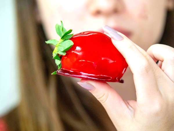 Aardbeienliefde: het geheim om de schil thuis knapperig en glanzend te maken