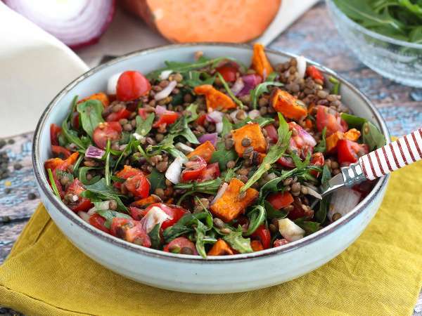 Deze linzensalade is een snelle en voedzame optie die je nieuwe favoriet zal worden.