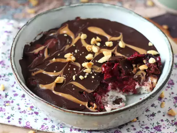 Overnight oats met rood fruit en chocolade: het gezonde ontbijt dat je 's ochtends als eerste nodig hebt