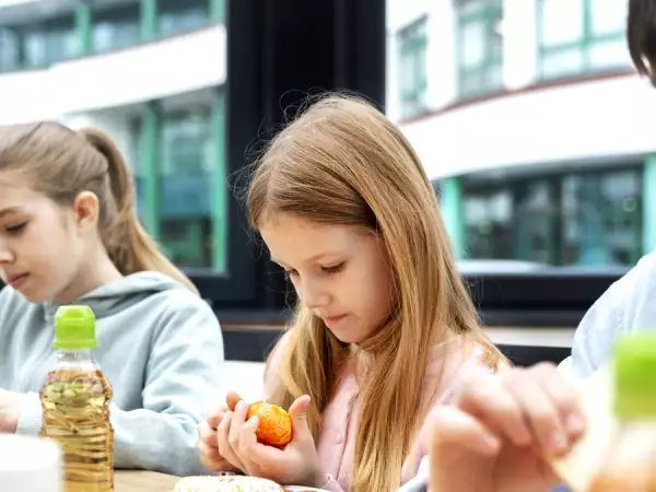 De meest populaire vis op schoolmenu's, verboden in Frankrijk vanwege zijn toxiciteit