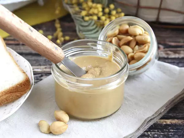 Hoe je zelfgemaakte pindakaas maakt met maar één ingrediënt (en de beste recepten om het te gebruiken).