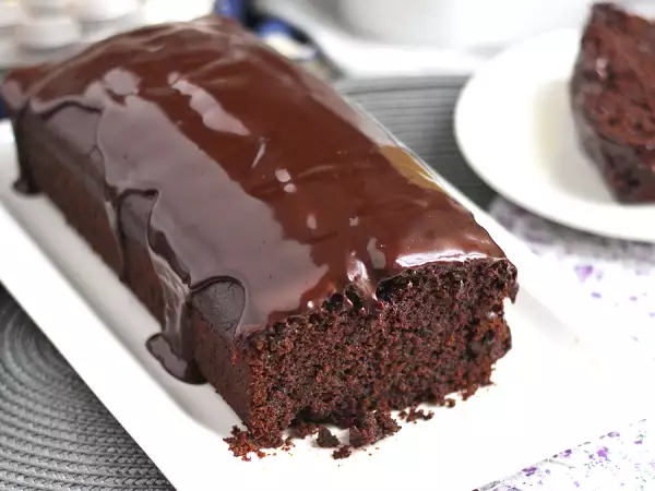 Je raadt nooit wat het geheime ingrediënt is in deze vochtige en luchtige chocoladecake.