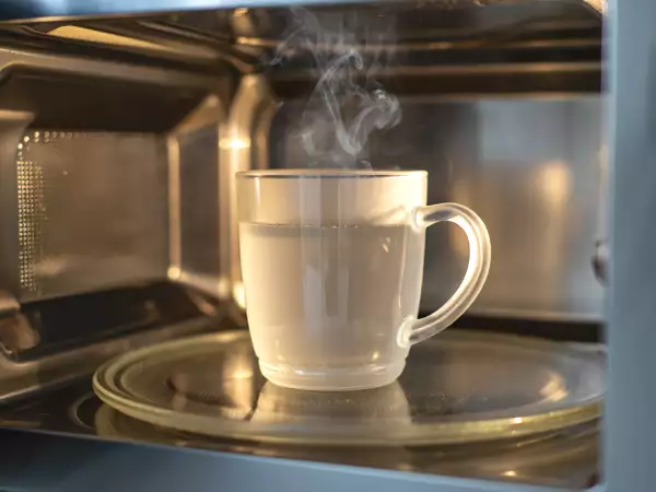 Waarom een glas water opwarmen in de magnetron gevaarlijker kan zijn dan je denkt