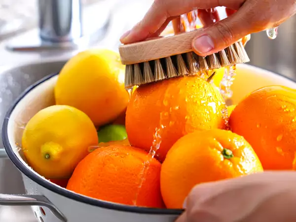 Rasp je de schil van citrusvruchten zonder ze te wassen? Dit is waarom je het verkeerd doet (zelfs als ze biologisch zijn)