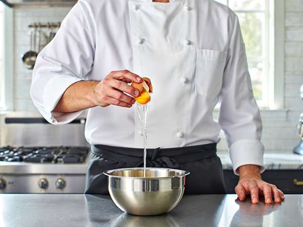 Een ei met één hand kraken - Het geheim van de chef waardoor er geen eierschalen op je eten achterblijven