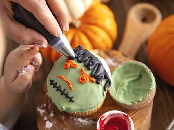 Vier kleurfouten in voedsel die verklaren waarom je halloween toetjes niet worden zoals je had gehoopt.
