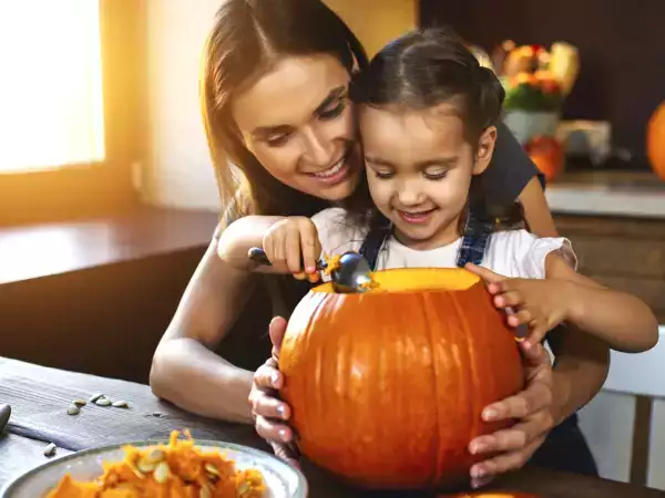Hoe snij je thuis een pompoen en geniet je van het Halloween-ritueel zonder snijwonden of angst.