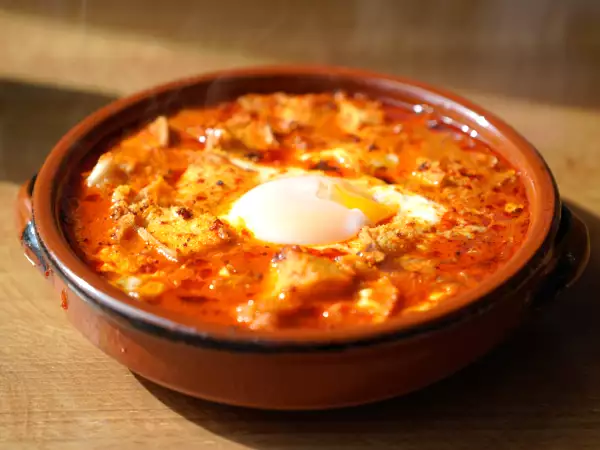 Knoflooksoep, het eenvoudige gerecht dat een symbool werd van de traditionele Spaanse keuken.