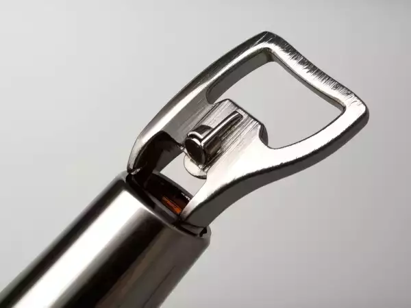 Geen kurkentrekkers meer? Maak je geen zorgen: deze noodtechnieken zullen je aperitieven redden