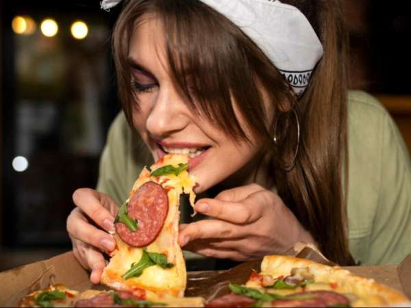 Vergeet bestek: wat de wetenschap heeft ontdekt over eten met je handen zal je versteld doen staan