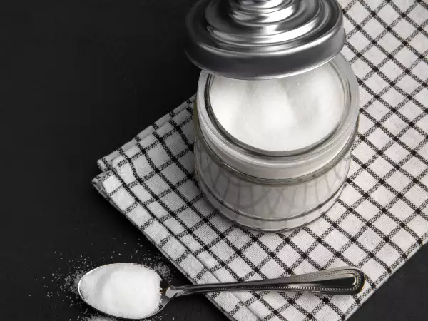 Als je suiker altijd in hetzelfde potje bewaart, bederft het op deze manier zonder dat je het weet