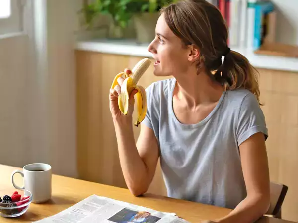 Niemand heeft je verteld wat bananen met je lichaam doen als je ze elke dag eet