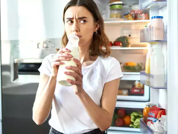 Koude melk uit de fles drinken: de gewoonte die het immuunsysteem verzwakt