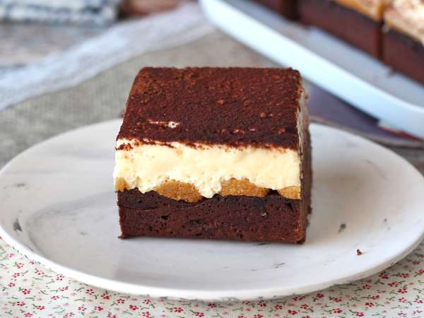 Nog steeds aan het kiezen tussen brownie en tiramisu? Dit dessert maakt een einde aan het dilemma met een onweerstaanbare combinatie