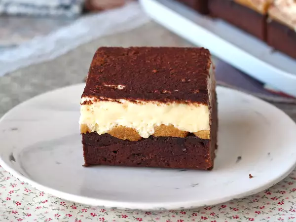 Nog steeds aan het kiezen tussen brownie en tiramisu? Dit dessert maakt een einde aan het dilemma met een onweerstaanbare combinatie