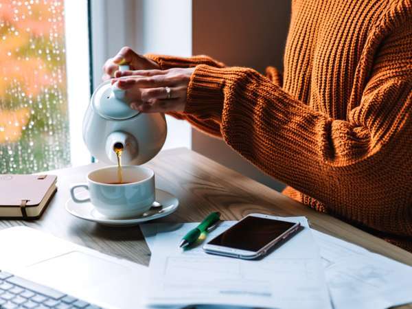 Je denkt dat je jezelf hydrateert in de kou... maar is thee echt een vervanging voor water?