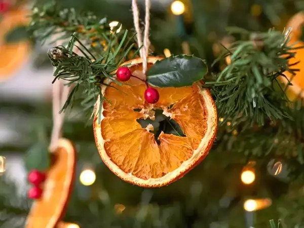 Hoe je gedroogde sinaasappels maakt voor kerstdecoratie (en je huis feestelijk laat ruiken)