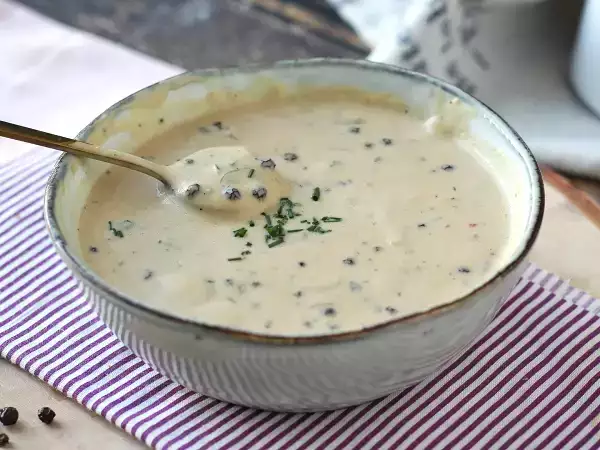 Deze saus past perfect bij rood kerstvlees.