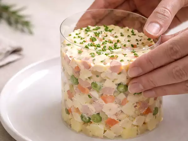 Zonder plating ring en met gasten: de truc die de presentatie van je gerechten bespaart (met iets dat je al in huis hebt).