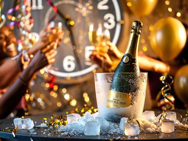 Mousserende wijn koelen in 15 minuten lijkt onmogelijk totdat je deze last-minute truc uitprobeert en je oudejaarsavond redt