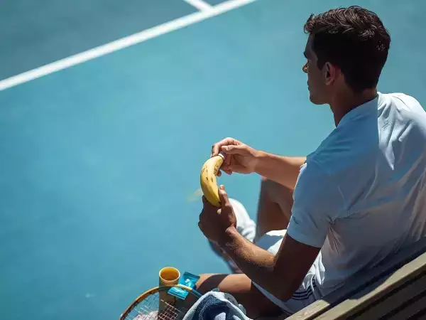 Energiesnacks van tennisspelers tijdens pauzes: wat ze eten en waarom