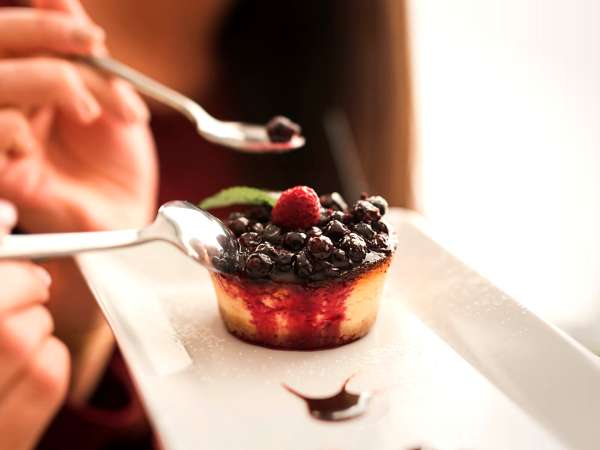 Het dessert is hetzelfde. De sensatie niet: wist je dat het bestek de smaak kan veranderen?