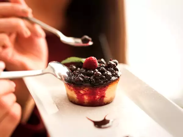 Het dessert is hetzelfde. De sensatie niet: wist je dat het bestek de smaak kan veranderen?